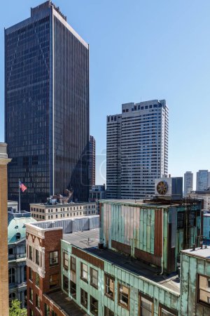 Téléchargez les photos : Élégance émeraude : Façade en cuivre vert terni d'un bâtiment industriel urbain - en image libre de droit