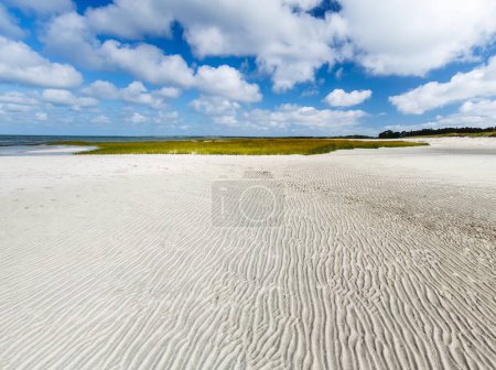 Téléchargez les photos : Vue grand angle du banc de sable avec herbe marine, dunes, ciel bleu et nuages - en image libre de droit