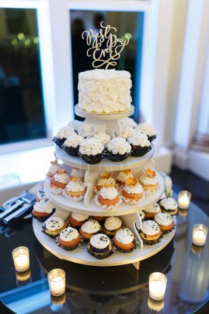 Téléchargez les photos : Gâteau de mariage Cupcake tier avec des bougies - en image libre de droit