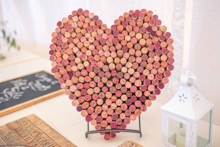Téléchargez les photos : Décoration coeur en liège de vin rouge et blanc - en image libre de droit