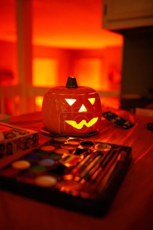 Téléchargez les photos : Luminaire Jack-o '-Lanterne et Halloween maquillage de peinture pour le visage - en image libre de droit