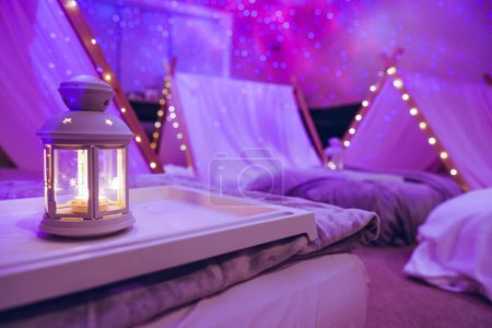 Téléchargez les photos : Soirée pyjama pour filles avec lanternes de tente intérieure enchantées et décorations de projecteurs de lumière - en image libre de droit