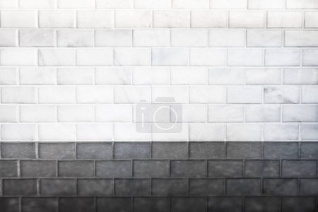 Téléchargez les photos : Modèle de fond de tuile de métro blanc avec réflexion sur le comptoir en pierre de granit noir dans la cuisine stérile propre moderne - en image libre de droit
