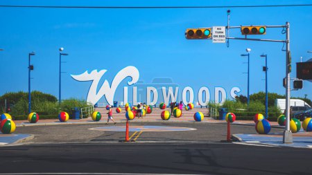 Foto de Wildwoods New Jersey Wildwood NJ señal de bienvenida en la playa paseo marítimo vista de la calle - Imagen libre de derechos
