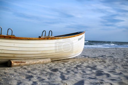 Foto de Bote salvavidas de madera anclado en la playa - Imagen libre de derechos