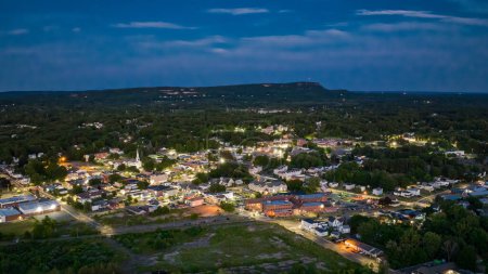 Téléchargez les photos : Southington connecticut CT centre-ville vue aérienne nocturne de la vie nocturne et du ciel de montagne en arrière-plan - en image libre de droit