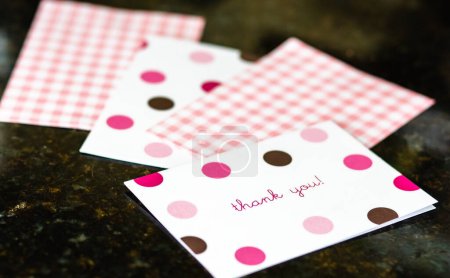 Téléchargez les photos : Notes de cartes de remerciement pois blancs et roses et noirs - en image libre de droit