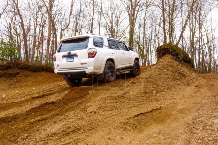 Téléchargez les photos : Toyota 4Runner TRD Pro SUV hors route sur le sentier de terre - en image libre de droit