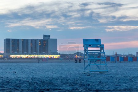Téléchargez les photos : Wildwood New Jersey NJ maître nageur chaise coucher de soleil océan tours magasins nuit nuages paysage fond - en image libre de droit
