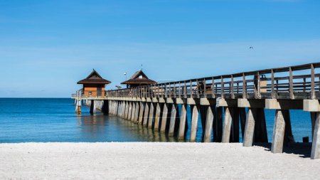 Foto de Nápoles, FL Muelle de Florida que se extiende desde White Sand Beach en un claro día de verano - Imagen libre de derechos