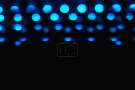 Téléchargez les photos : Boules de bokeh bleu brillant sur fond noir - en image libre de droit
