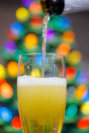 Téléchargez les photos : Toast en verre de champagne festif avec Noël coloré Bokeh Ligh - en image libre de droit