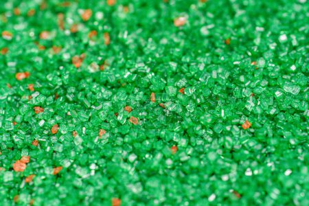 Gros plan sur les cristaux de sucre vert et rouge
