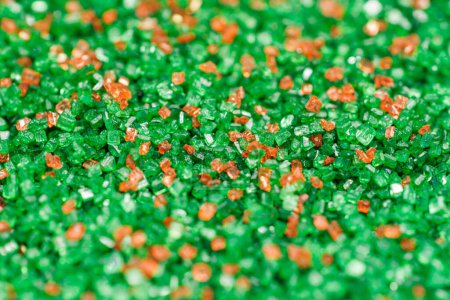 Foto de Primer plano de los cristales de azúcar verde y rojo - Imagen libre de derechos