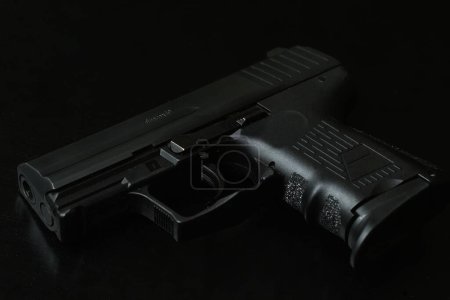 Schwarze Pistole Handfeuerwaffe auf dunkelschwarzem Hintergrund