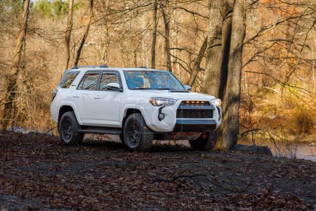 Téléchargez les photos : White Toyota 4Runner TRD Pro SUV Outdoors in Autumn Forest - en image libre de droit