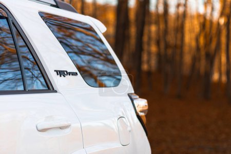 Téléchargez les photos : VUS Toyota 4Runner TRD Pro blanc en plein air dans la forêt d'automne - en image libre de droit