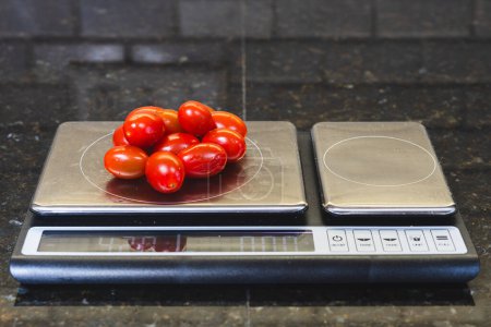 Téléchargez les photos : Tomates cerises sur échelle numérique de cuisine - en image libre de droit