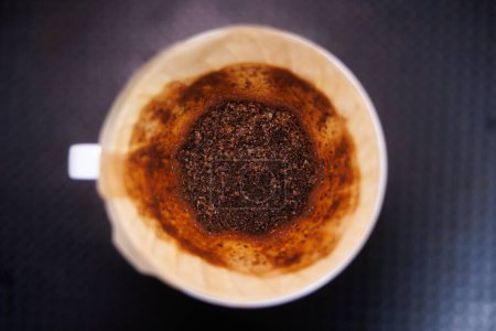 Primer plano de recién hecho V60 Vierta sobre los motivos del café en el filtro de arriba