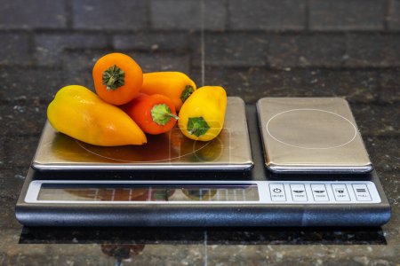 Mini pimientos en escala de cocina digital