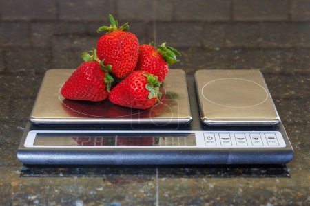 Fresas en escala de cocina digital