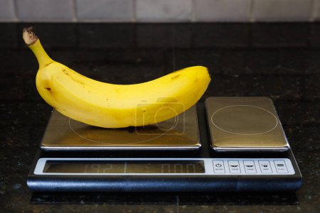 Plátano en escala de cocina digital