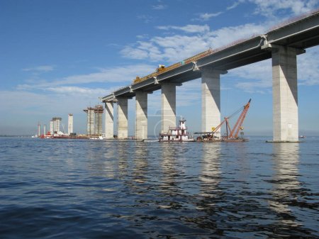 Téléchargez les photos : Construction site of the new building bridge "Rio Negro" over the river Rio Negro to Iranduba. - en image libre de droit