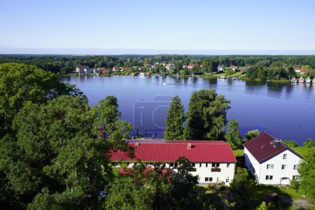 Téléchargez les photos : Panorama, vue depuis le clocher du Mirow johiterkirche sur le Mirower See. Mecklembourg-Poméranie occidentale, Allemagne. - en image libre de droit
