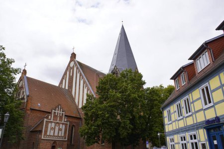Téléchargez les photos : Nicolaikirche Rbel est une église paroissiale gothique située dans le centre historique de Rbel / Mritz, dans le district du lac de Mecklembourg-Poméranie occidentale.. - en image libre de droit