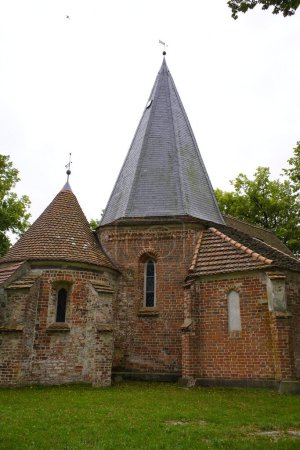 Foto de La actual iglesia protestante en Ludorf es una iglesia octogonal monumento protegido en el Distrito de los Lagos de Mecklemburgo, Mecklemburgo-Pomerania Occidental. Alemania - Imagen libre de derechos