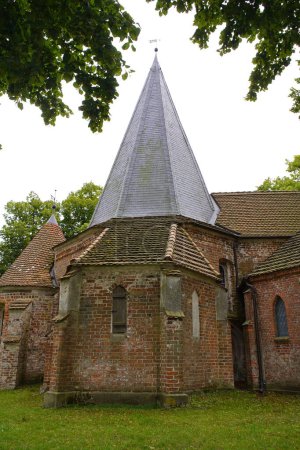 Foto de La actual iglesia protestante en Ludorf es una iglesia octogonal monumento protegido en el Distrito de los Lagos de Mecklemburgo, Mecklemburgo-Pomerania Occidental. Alemania - Imagen libre de derechos