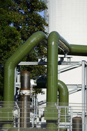 Téléchargez les photos : Tube de chauffage urbain à Hanovre en Allemagne. En arrière-plan, une centrale au charbon. - en image libre de droit