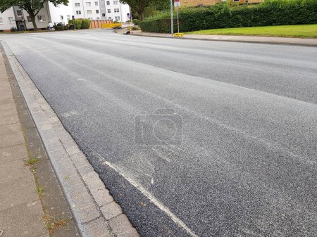 Foto de Recién pavimentado camino hoy. El asfalto ahora debe enfriarse y endurecerse. El camino es entonces transitable después de 24 horas. Hannover, Alemania. - Imagen libre de derechos