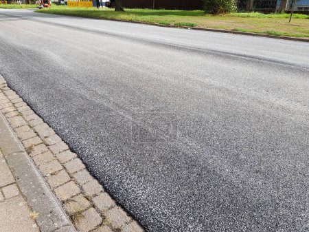 Foto de Recién pavimentado camino hoy. El asfalto ahora debe enfriarse y endurecerse. El camino es entonces transitable después de 24 horas. Hannover, Alemania. - Imagen libre de derechos