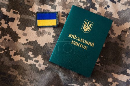 Documento de ciudadanía de identidad militar ucraniana con icono de bandera sobre fondo de camuflaje de píxel
