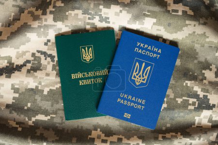 Übersetzt: "militärische ID". Ukrainischer Pass und Armeedokument für Rookie, Veteran, Soldat auf Tarnpixelhintergrund