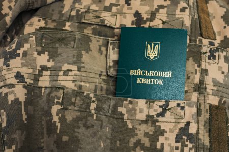 Documento de identificación militar ucraniano para soldados en bolsillo en pixel patrón de uniforme militar 