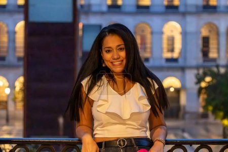 Téléchargez les photos : Brunette fille souriant à la caméra - en image libre de droit