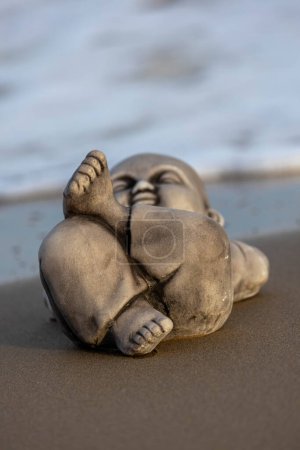 Téléchargez les photos : Petite statue de bouddha sur la plage - en image libre de droit