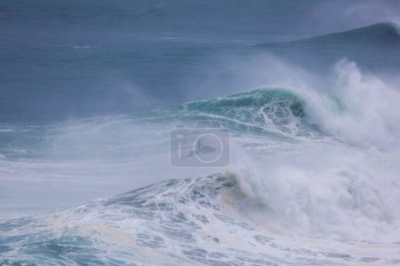 Jetski im Meer mit großen Wellen