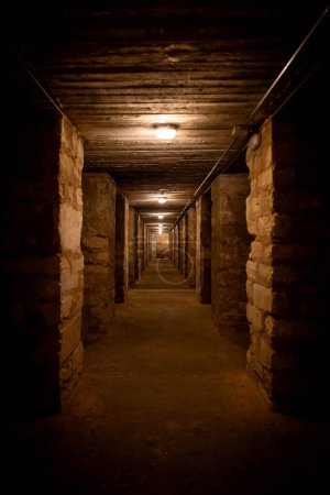 Couloir sombre de l'ancien bunker de la guerre civile