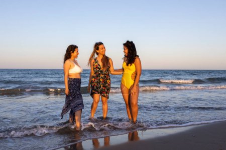 Foto de Tres chicas multirraciales pasando el rato en la playa - Imagen libre de derechos