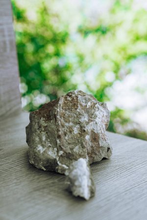 Foto de Cosmos piedra y roca sobre la mesa de madera sobre fondo verde. - Imagen libre de derechos