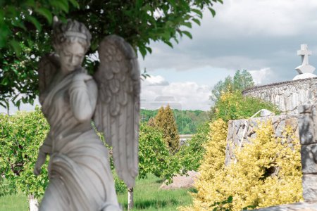 statue en marbre de femme ange sur fond de parc