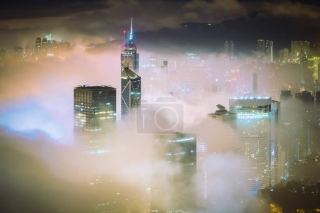 Téléchargez les photos : Nuage de mer la nuit à Hong Kong vue aérienne la nuit avec brouillard - en image libre de droit