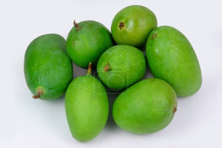 Téléchargez les photos : Une pile de mangues crues vertes, roi des fruits - en image libre de droit