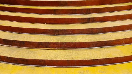 Téléchargez les photos : Escaliers courbes jaunes, un design très unique. - en image libre de droit
