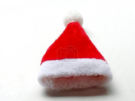 Téléchargez les photos : Chapeau chat chien, chapeau Père Noël rouge et blanc placé sur un fond blanc. Plan rapproché du chapeau. - en image libre de droit
