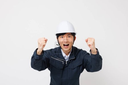 Téléchargez les photos : Entreprise de construction homme montrant geste acclamant sur fond blanc - en image libre de droit