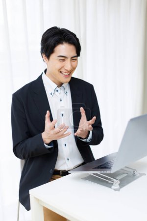 Foto de Hombre de negocios usando el ordenador portátil que tiene videollamada en el trabajo en la oficina - Imagen libre de derechos